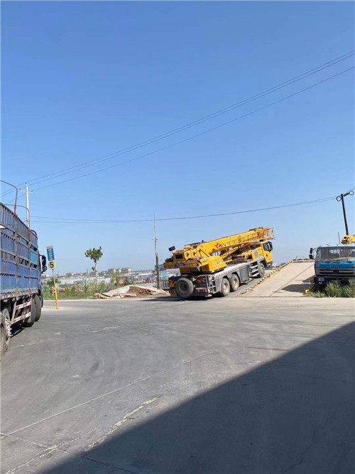 芒康县25吨吊车的租赁价格大概是多少？