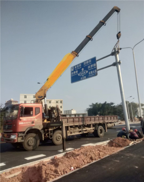芒康县设备吊装租赁吊车要用多大吊车
