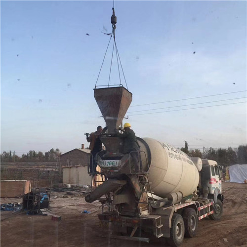 芒康县“精准瞄准”—— 吊车的 “定位导航” 技术