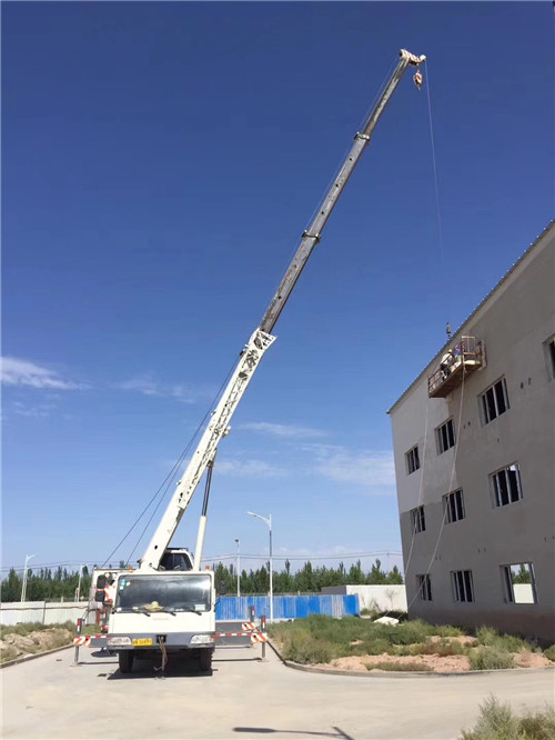 芒康县“轻装强干”—— 吊车的 “轻量化臂架” 技术