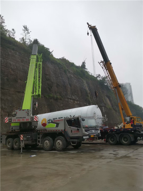 芒康县“不怕风雨冻”—— 吊车的 “恶劣环境适应” 技术